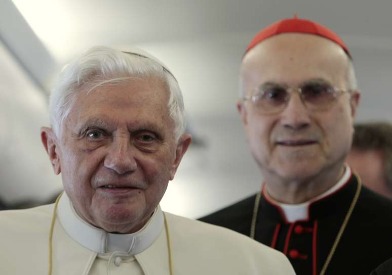 <p>Tarcisio Bertone (no fundo, &agrave; dir.)&nbsp;ser&aacute;, ap&oacute;s o fim do papado de Bento XVI, uma esp&eacute;cie de Papa interino</p>