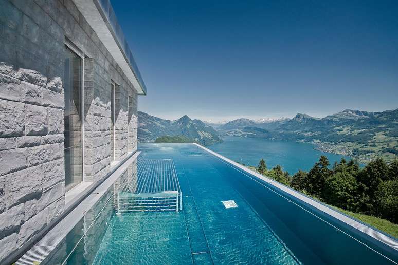 <p><strong>1. Hotel Villa Honegg, Suíça</strong><br />Situado no Monte Bürgenstock, no coração dos Alpes suíços, o hotel vista para as montanhas e um belo lago. A piscina de borda infinita oferece um ambiente especial para relaxar e curtir o visual</p>