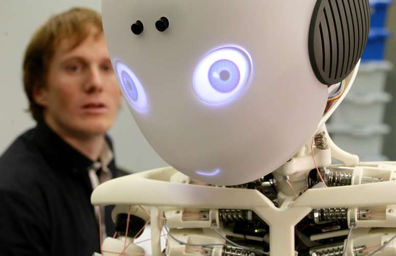 O Laboratório de Inteligência Artificial da Universidade de Zurique, na Alemanha, mostrou nesta quarta-feira o Roboy, um robô humanoide menino que executa movimentos naturais graças a um sistema de tendões e desenvolvido desde junho do ano passado