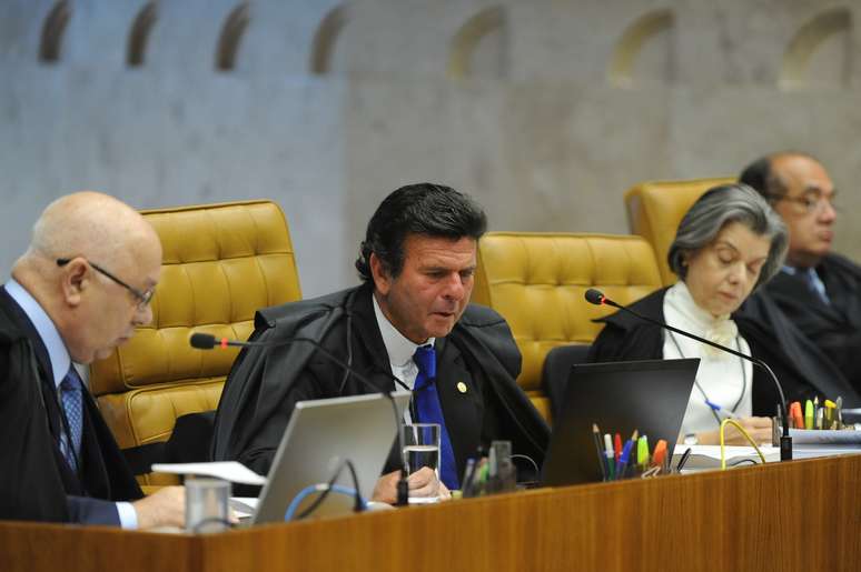 <p>O ministro Luiz Fux (centro) durante sess&atilde;o do julgamento do mensal&atilde;o&nbsp;</p>