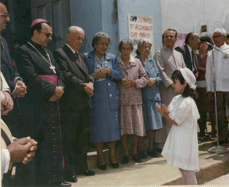 Damasceno com seus pais e conhecidos, em Capela Nova, na celebração de sua ordenação episcopal