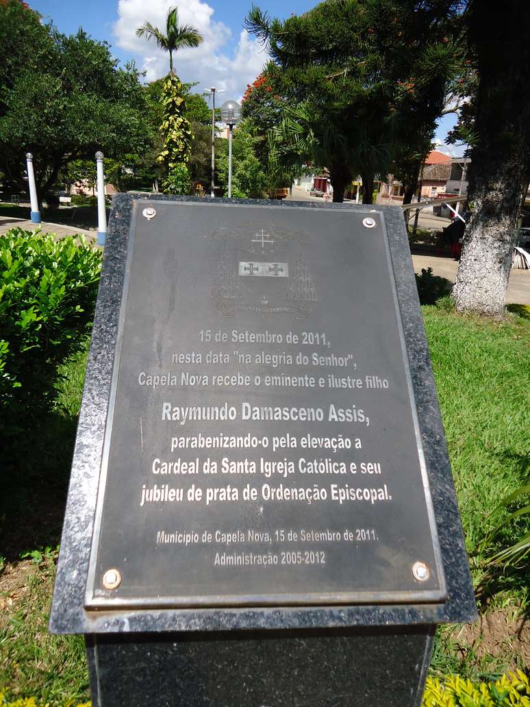 Placa da praçaa de Capela Nova em homenagem a Raymundo Damasceno, um de seus cidadãos mais ilustres