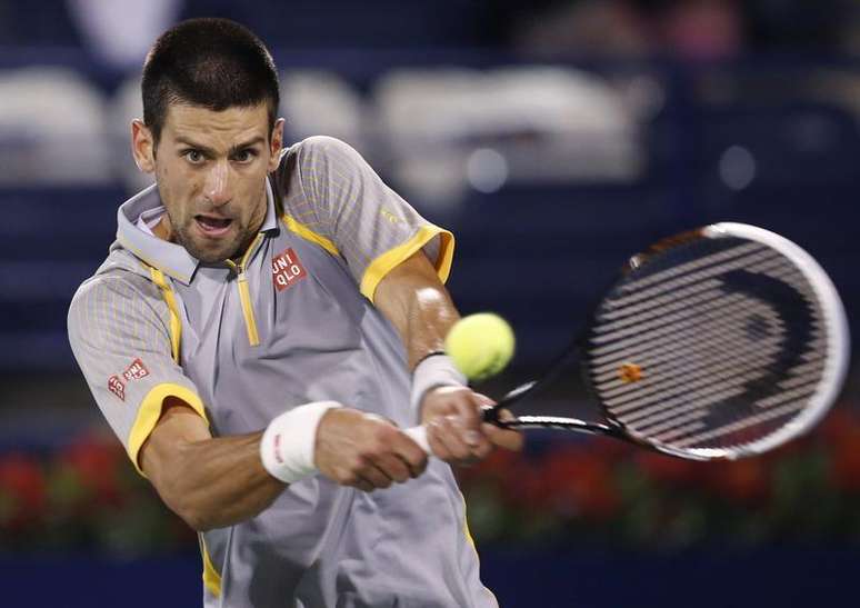 Novak Djokovic devolve bola na partida em que venceu o espanhol Roberto Agut em Duba nesta quarta-feira.