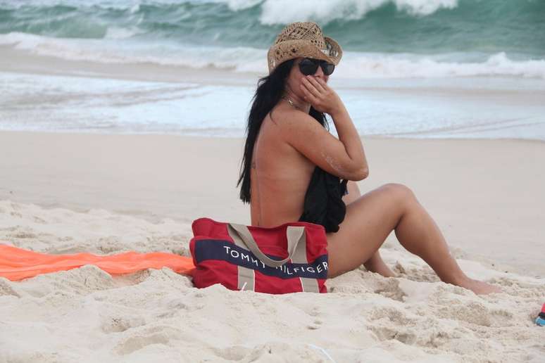 <p>Fabiana Andrade foi fotografada nesta quarta-feira (27) na praia da Barra da Tijuca, no Rio de Janeiro. Ela aproveitou o sol e mostrou demais durante o passeio</p>