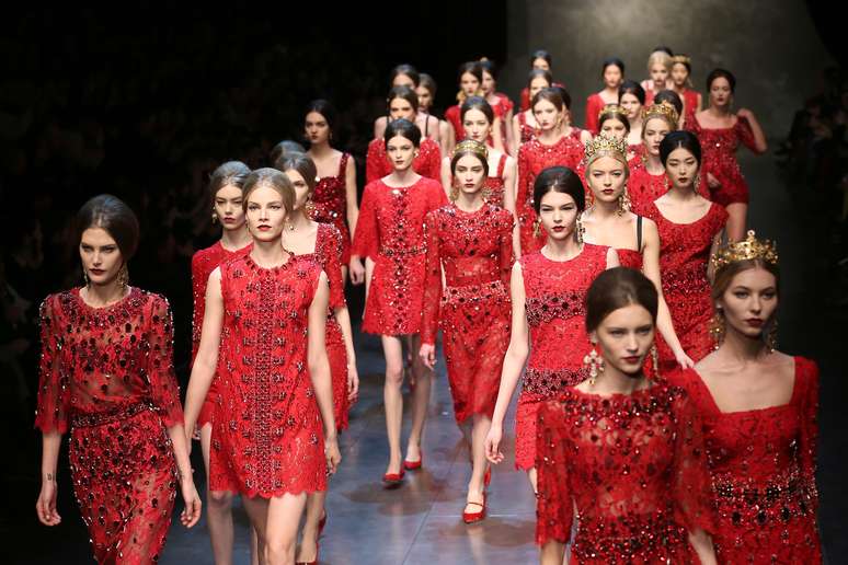 <p>No encerramento do desfile da grife Dolce & Gabbana, a dupla colocou o batalhão de modelos com vestidos vermelhos de renda transparente bordada</p>