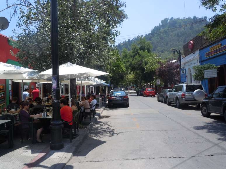 A calle Constitución é tomada por bares e restaurantes, uma das mais badaladas de Santiago