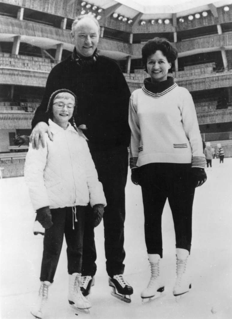 O britânico Francis Crick com mulher e filha na Itália. A família pretende leiloar a medalha do Nobel que ele ganhou