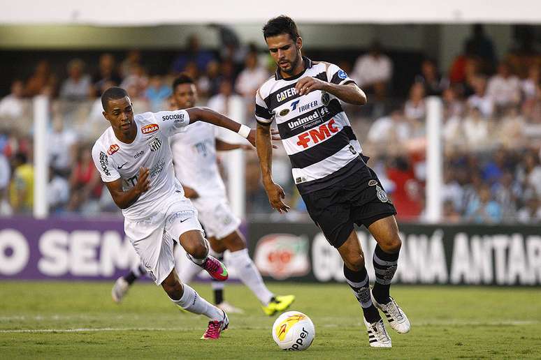 Campeão da Copa São Paulo, Giva (de branco) recebeu chance contra o XV de Piracicaba