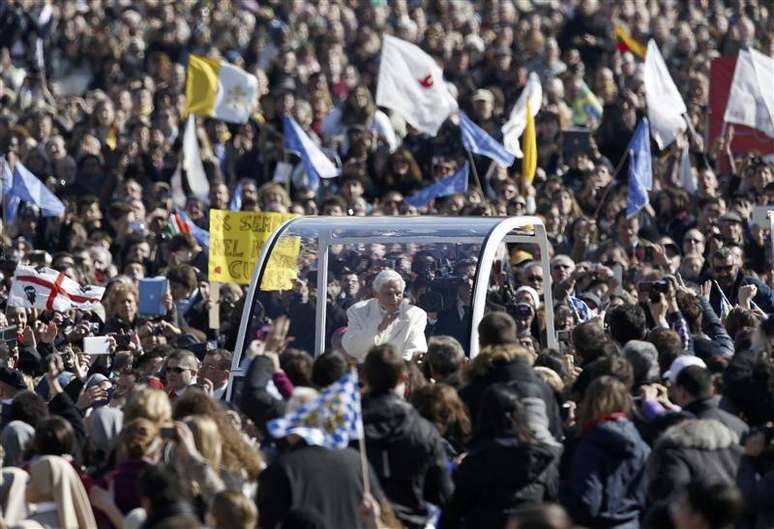 Papa Bento 16 acena para fiéis ao chegar à Praça São Pedro para fazer sua última audiência geral, no Vaticano. 27/02/2013