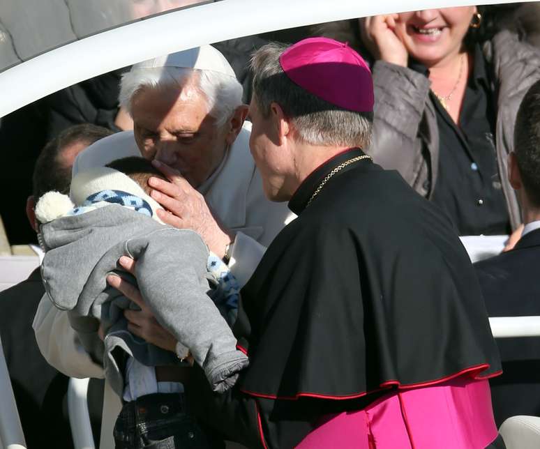 Bento XVI beija bebê durante o trajeto do papamóvel