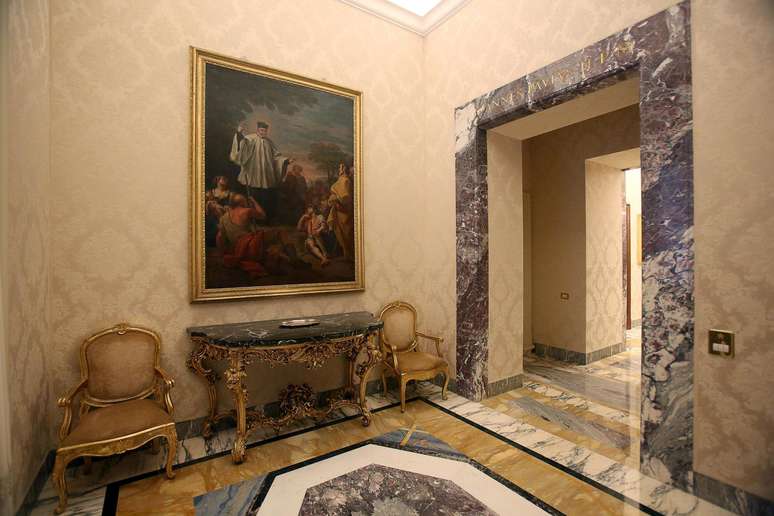 <p>Após renunciar, o papa Bento XVI vai se hospedar por dois meses em um palácio de luxo na cidade de Castel Gandolfo, a cerca de 30 km do sul de Roma. Ele ficará acompanhado de dois secretários, até que seja levado para um convento atualmente em obras, no Vaticano</p><p> </p>