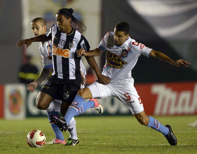 <p>Ronaldinho sofreu entrada violenta de Braghieri na vitória do Atlético-MG sobre o Arsenal, na Argentina; o lance resultou em pênalti</p>