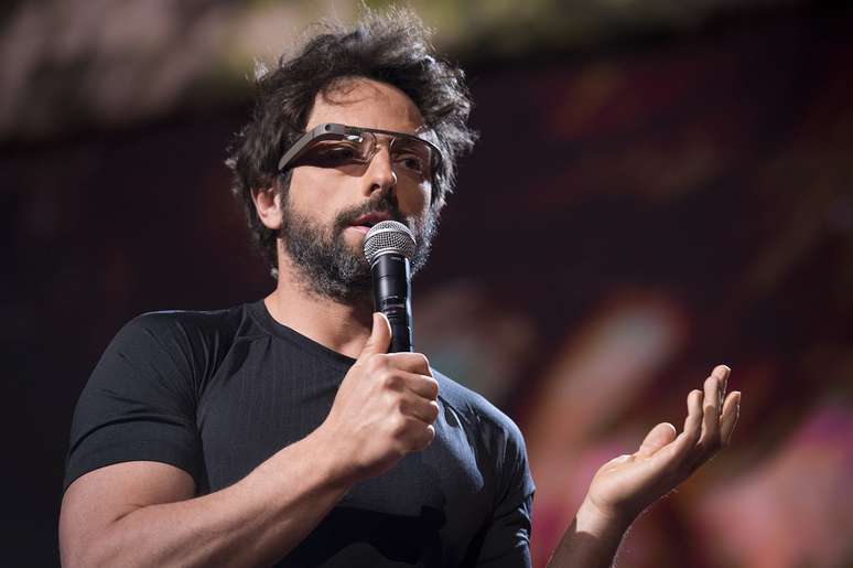 <p>Cofundador do Google&nbsp;Sergey Brin usa os &oacute;culos de realidade aumentada criados pela companhia</p>