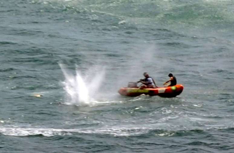 Policiais em barco inflável disparam tiros na água durante tentativa de acertar tubarão que matou um banhista em uma conhecida praia na Nova Zelândia. O homem de 47 anos estava nadando a cerca de 200 metros da praia de Muriwai, que fica a cerca de 40 quilômetros a oeste da cidade de Auckland. As autoridades usaram dispararam contra o tubarão para tentar recuperar o corpo da vítima