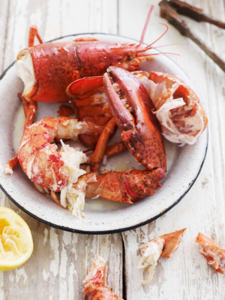 <p>A lagosta é outro prato que encanta os turistas. Para os mais abastados uma lagosta, simplesmente grelhada, só na brasa. Eu recomendo, afirma o chef</p>