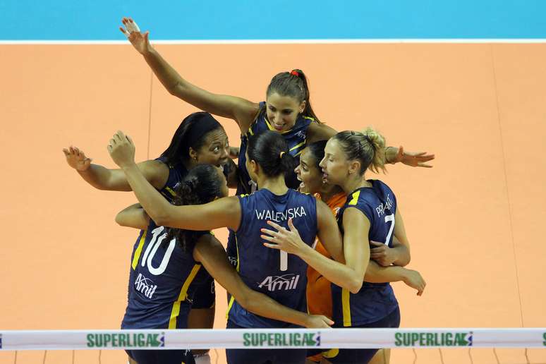 Amil venceu por 3 sets a 1,  com parciais de 23/25, 25/23, 25/21 e 28/26