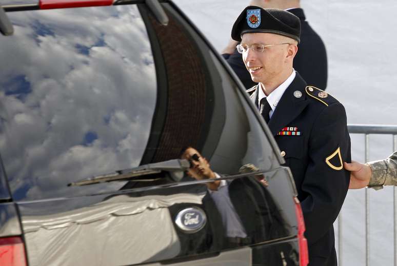 Bradley Manning é fotografado algemado após deixar tribunal em Fort Meade, Maryland, em junho de 2012
