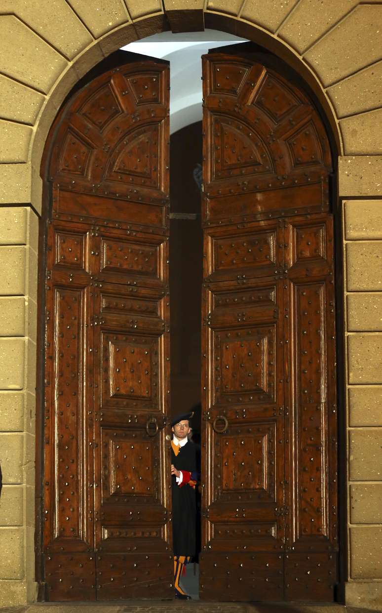 Guarda Suíça fecha os portões da residência de Castel Gandolfo, encerrando a formalidade do fim do Pontificado de Bento XVI