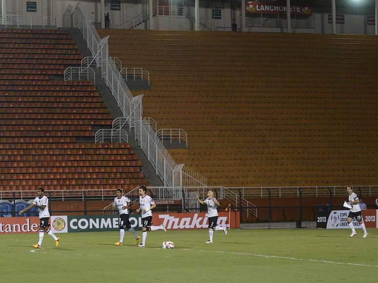 <p>Na &uacute;ltima quarta, com port&otilde;es fechados, Corinthians venceu Millonarios por 2 a 0 no Pacaembu</p>