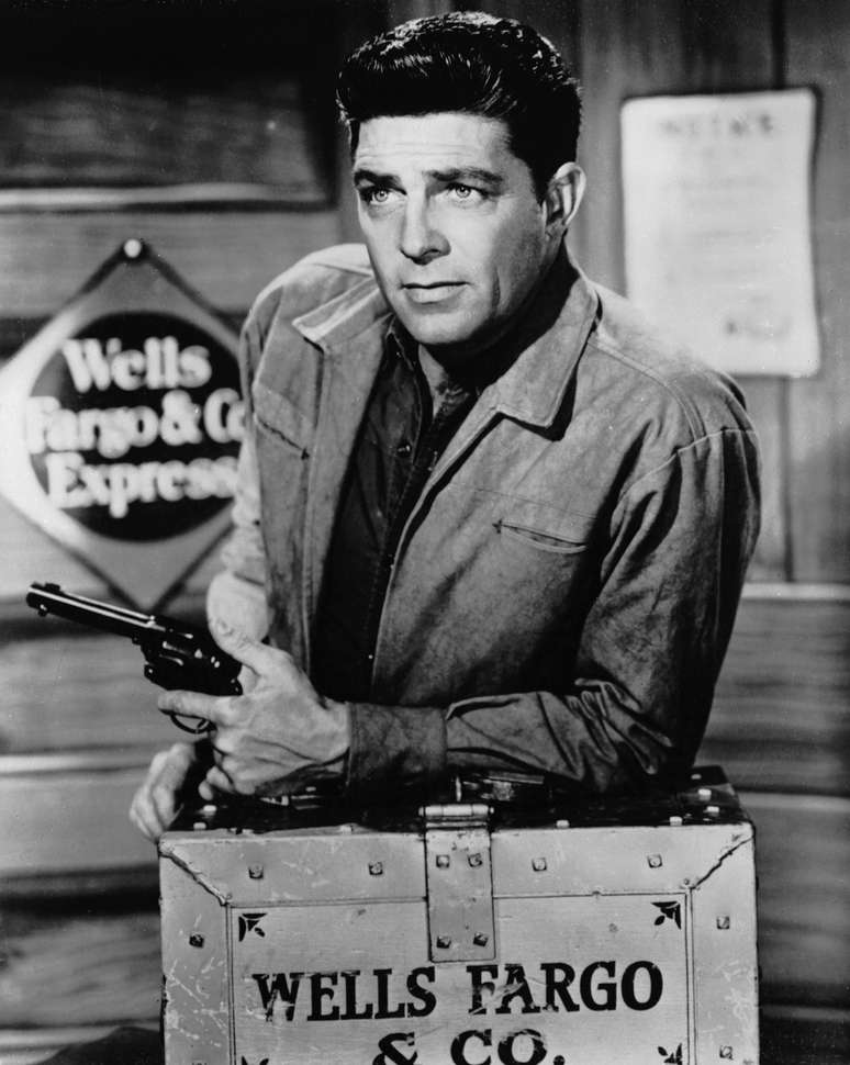 Dale Robertson em foto de 1960 em gravação do programa de TV 'Tales of Wells Fargo', que foi ao ar entre 1957 e 1962