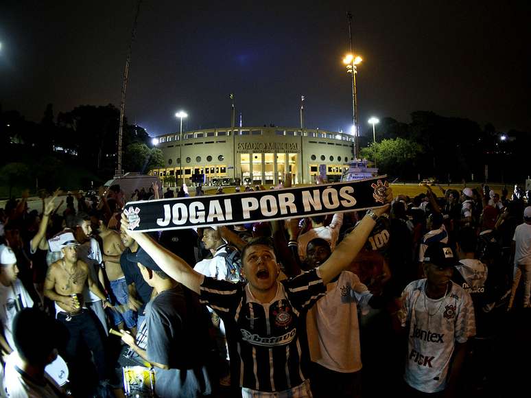 <p>Cerca de 200 torcedores corintianos acompanharam a vitória sobre o Millonarios na Praça Charles Miller</p>