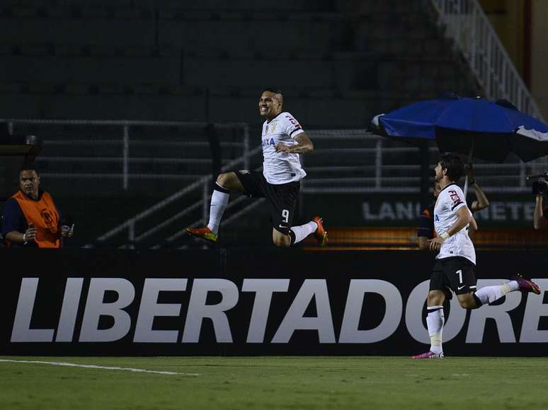 <p>Guerrero comemorou com salto no gramado do Pacaembu; peruano fez o primeiro gol do Corinthians na vitória sobre o Millonarios</p>