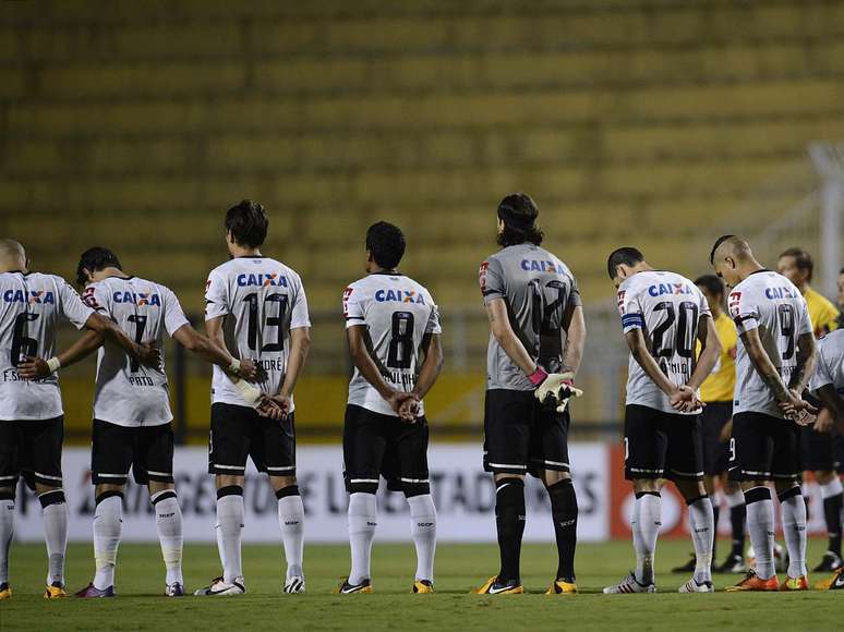 <p>Corinthians respeita minuto de sil&ecirc;ncio por morte de Kevin Espada</p>