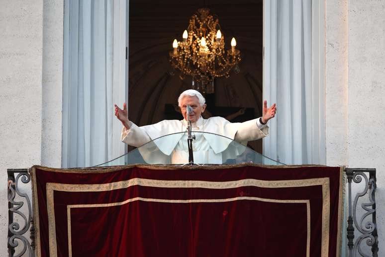 <p>Bento XVI acena da sacada da residência de Castel Gandolfo em sua última aparição pública como Papa</p>