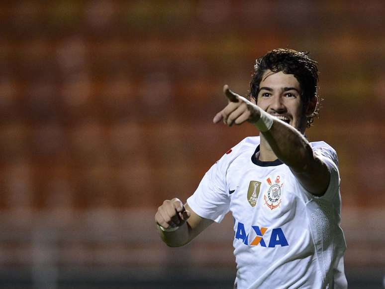 <p>Alexandre Pato comemorou gol apontando para o fisioterapeuta Bruno Mazziotti</p>