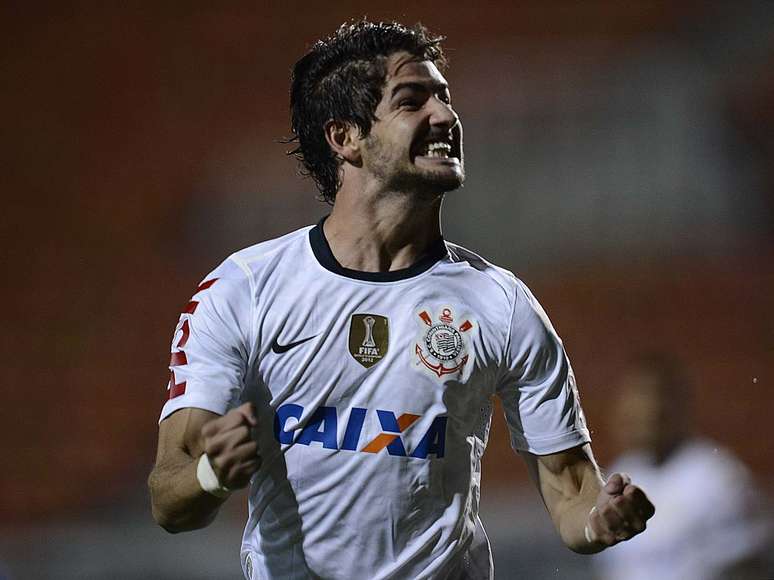 Alexandre Pato comemora depois de ampliar para o Corinthians no Pacaembu