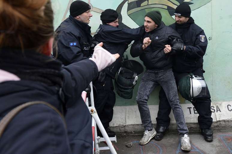 Polícia prende ativista durante os protestos