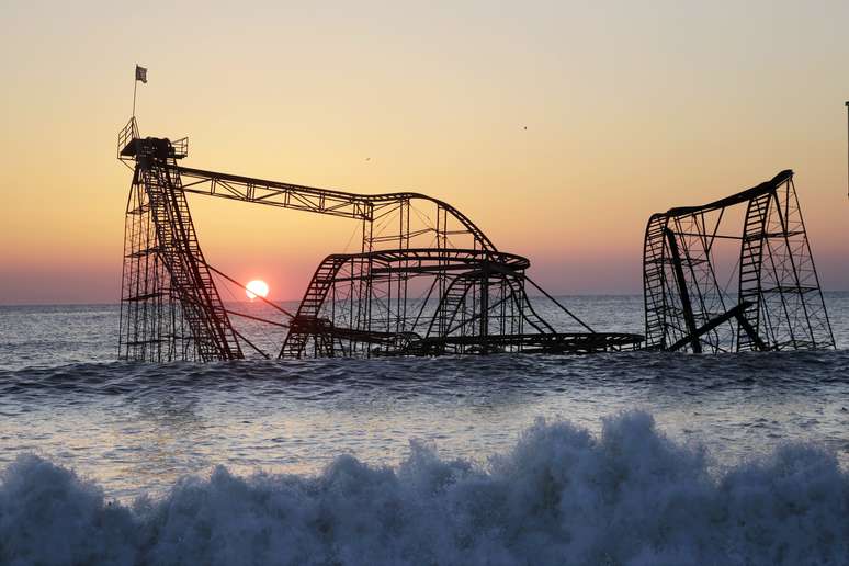 Nascer do sol atrás do que sobrou do Cais Funtown, destruído pela supertempestade Sandy