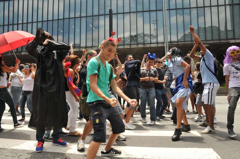 Harlem Shake, a música que se tornou popular no mês de fevereiro, ganhando várias versões na internet, foi a trilha e ditou a coreografia de um flash mob na Avenida Paulista, em São Paulo. Em plena rua, pessoas vestiram suas fantasias e dançaram o hit