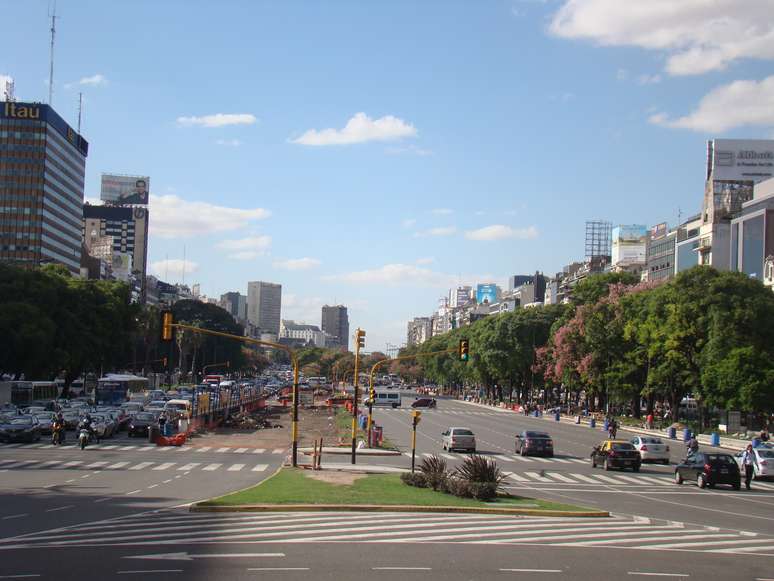 A avenida 9 de Julio, um dos símbolos da capital argentina e do país