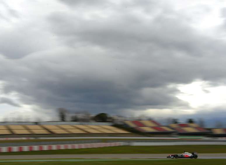 <p>De companheiro novo, britânico tenta manter McLaren competitiva e destaca aprendizado de Perez na nova casa</p>