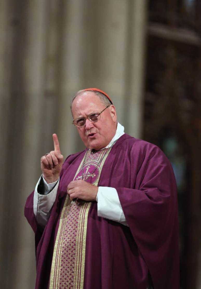 Timothy Dolan conduz a missa de Quarta-Feira de Cinzas na Catedral de S&atilde;o Patr&iacute;cio, em Nova York, em 13 de fevereiro