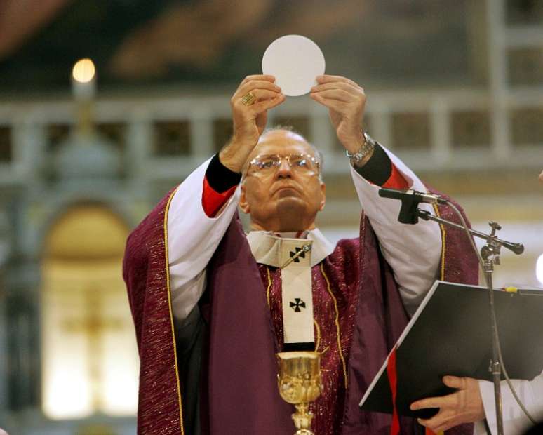 Peter Erd&ouml; celebra missa na bas&iacute;lica de Esztergom, em Budapeste