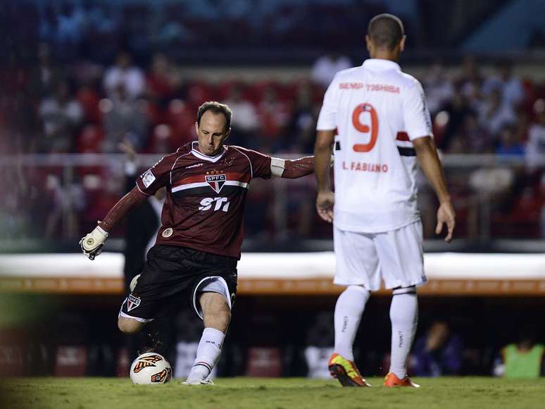 <p>Goleiro sentiu dor no músculo adutor da coxa direita e virou dúvida para o fim de semana</p>