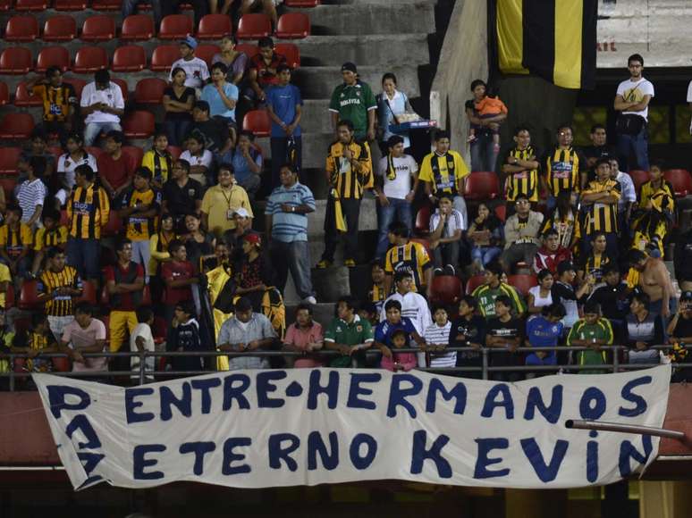 <p>"Paz entre irmãos", "Kevin eterno", diz faixa da torcida boliviana</p>