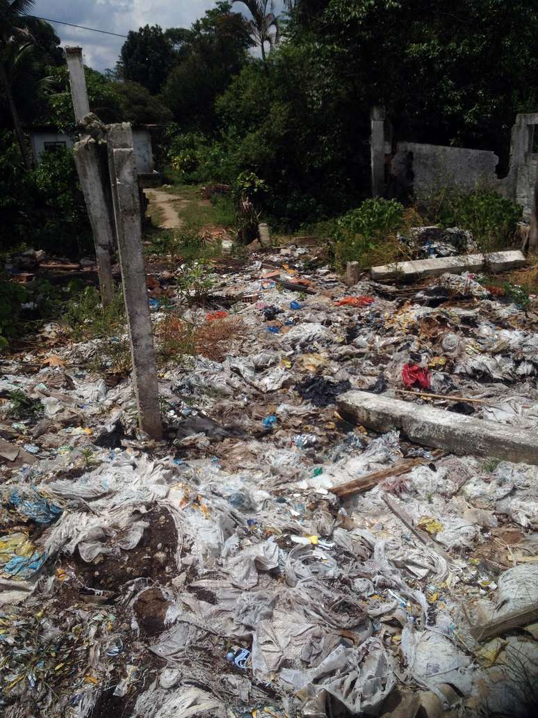 Lixo é jogado de forma irregular em terreno próximo a aterro em Magé, no Rio de Janeiro