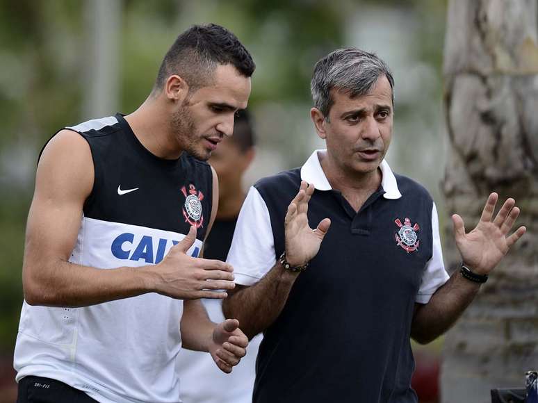 <p>Meia Renato Augusto deve ser um dos titulares do clássico diante do Santos</p>