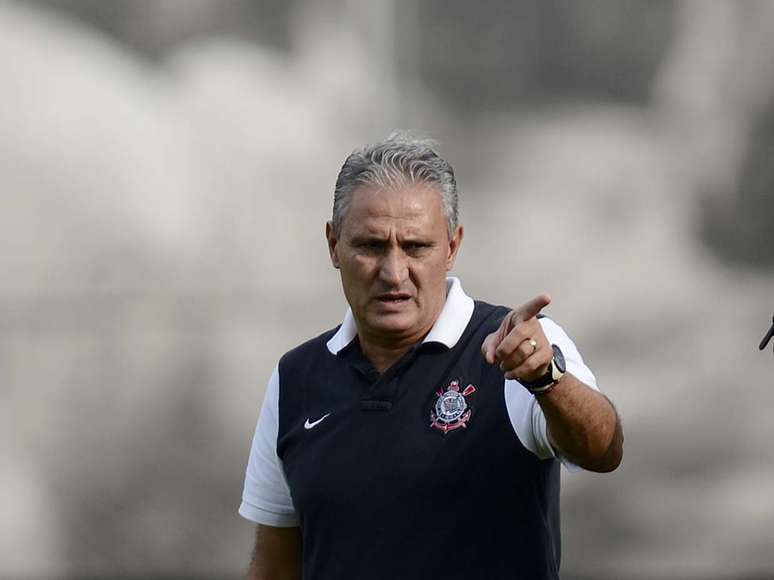 <p>Tite vai poupar os dois laterais titulares visando o duelo da pr&oacute;xima quarta, pela Libertadores</p>