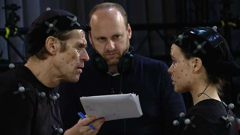 <p>David Cage (centro) dirige atores Ellen Page e Willem Dafoe na captura de movimentos para 'Beyond: Two Souls'</p>