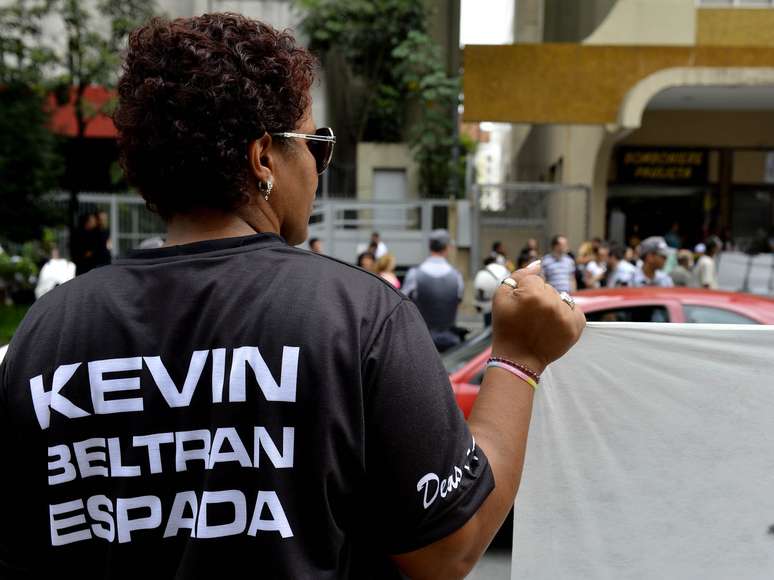 Corintianos protestam em frente à embaixada boliviana na Avenida Paulista pela libertação de companheiros presos