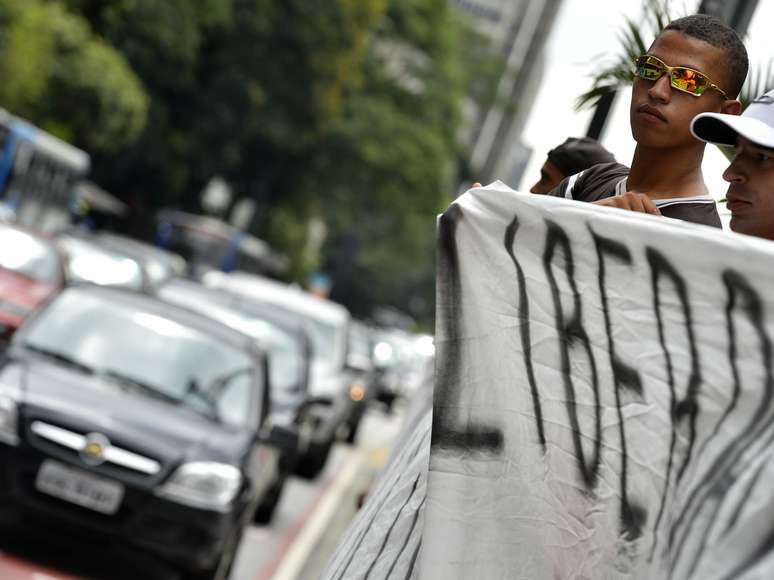 Corintianos protestam em frente à embaixada boliviana na Avenida Paulista pela libertação de companheiros presos