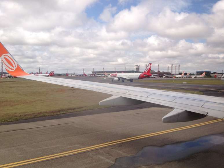 Avi&otilde;es esperam para desembarcar passageiros ap&oacute;s registro de falta de energia no aeroporto de Bras&iacute;lia