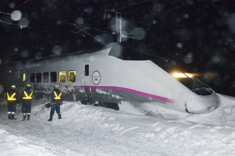 <p>Locomotiva do trem de alta velocidade Komachi saiu dos trilhos na linha Akita Shinkansen</p>