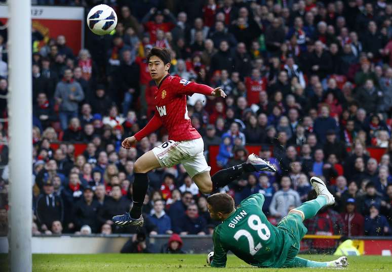 <p>Kagawa marca o primeiro de seus três gols na vitória do Manchester United sobre o Norwich</p>