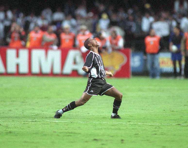 Marcelinho Carioca comemora gol diante do Santos no duelo semifinal do Campeonato Paulista de 2001