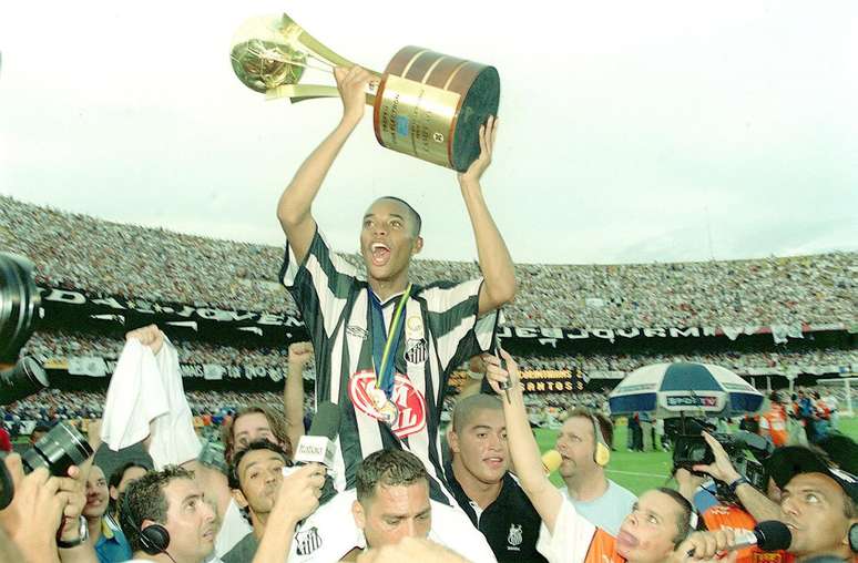 Ap&oacute;s "pedaladas" hist&oacute;ricas, Robinho comandou a festa do t&iacute;tulo santista em 2002 no Morumbi
